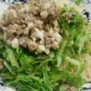 鶏そぼろとレタスの素麺